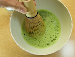 Matcha aufgeschlagen