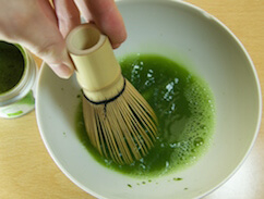 Matcha aufschlagen